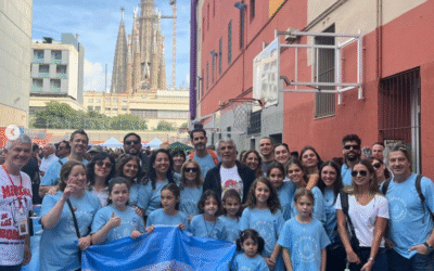 La Escuela Argentina en Barcelona participó de la Marcha de los Bombos Legüeros junto a Peteco Carabajal