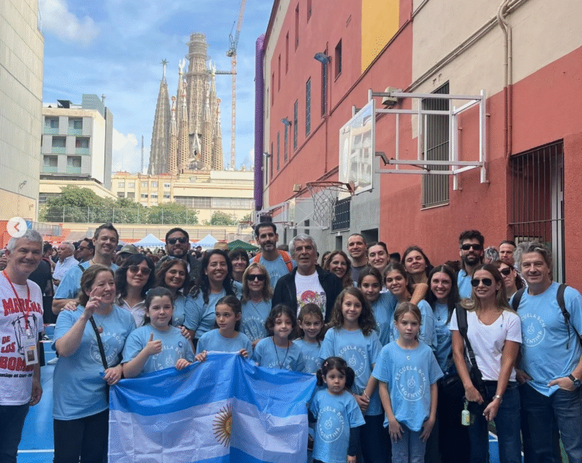 La Escuela Argentina en Barcelona participó de la Marcha de los Bombos Legüeros junto a Peteco Carabajal